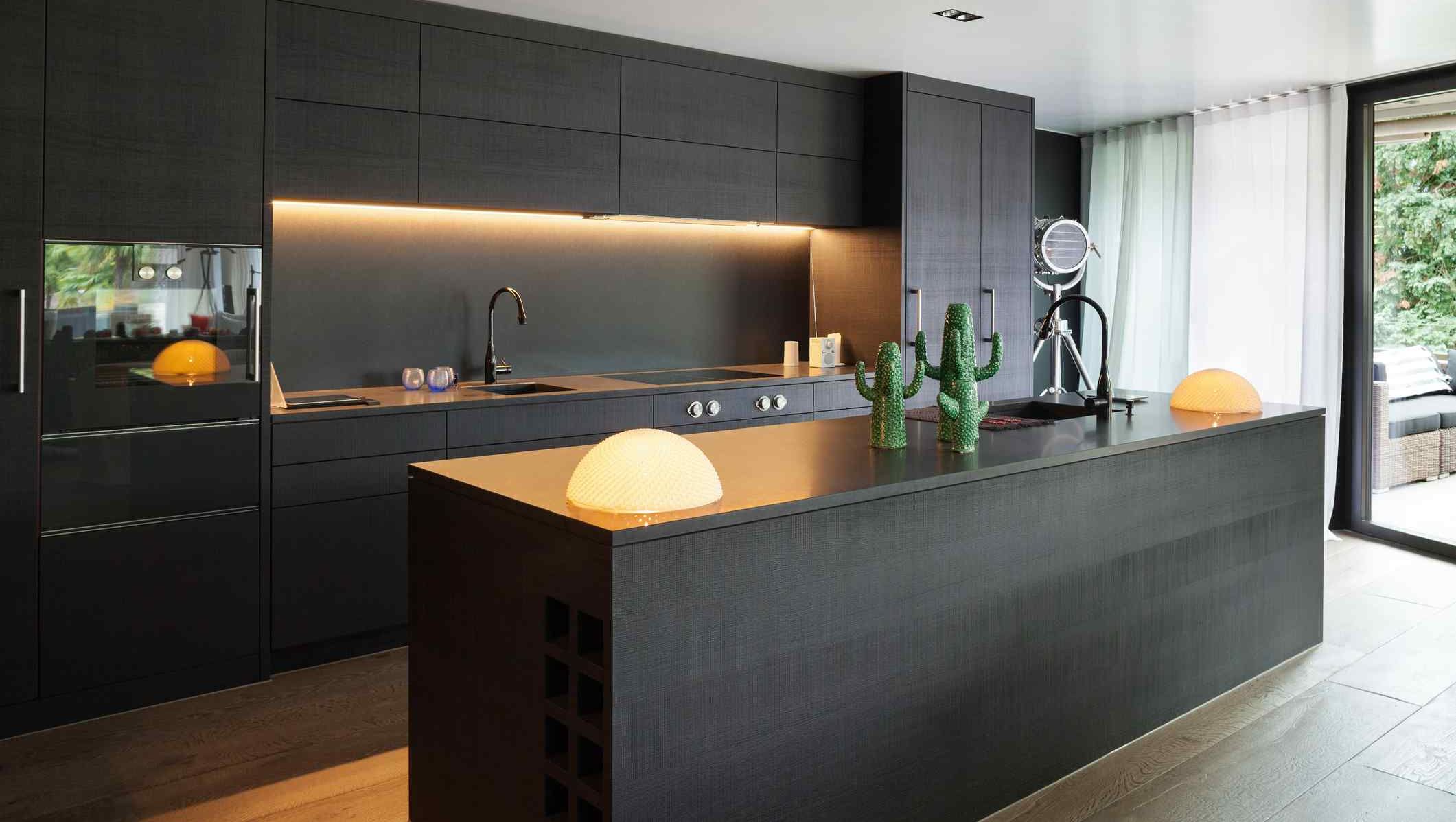 Moderne mørkt kjøkken